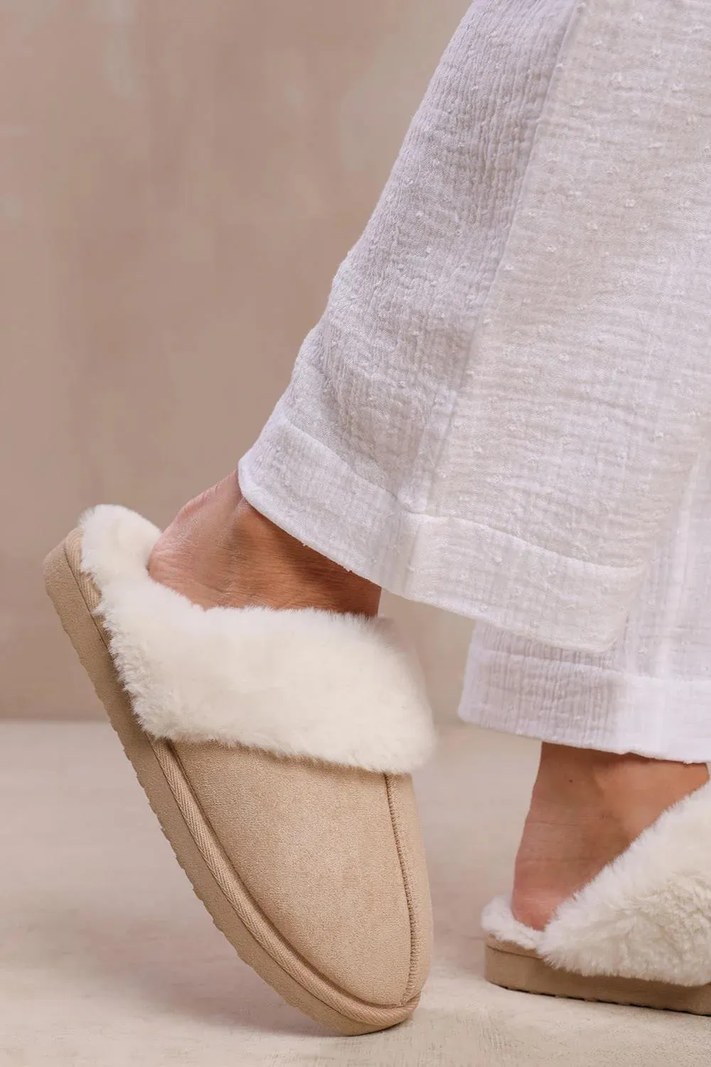 House Of Sehrish Slip1 Womens Warm Cream Suede Snug Faux Fur Slippers